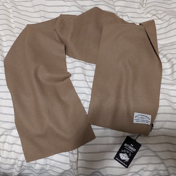 Warm wool scarf - new with tags - Picture 1 of 2